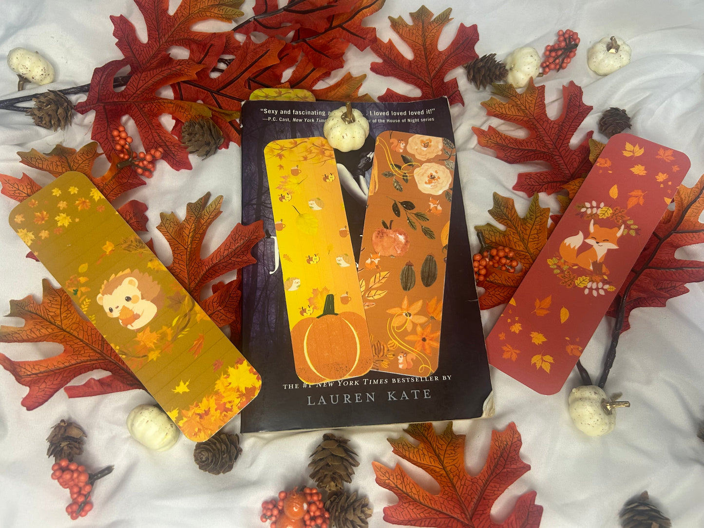 Autumn Bookmarks - Decorative Bookmark with Autumn Theme and Cute Design for Reading Enthusiasts