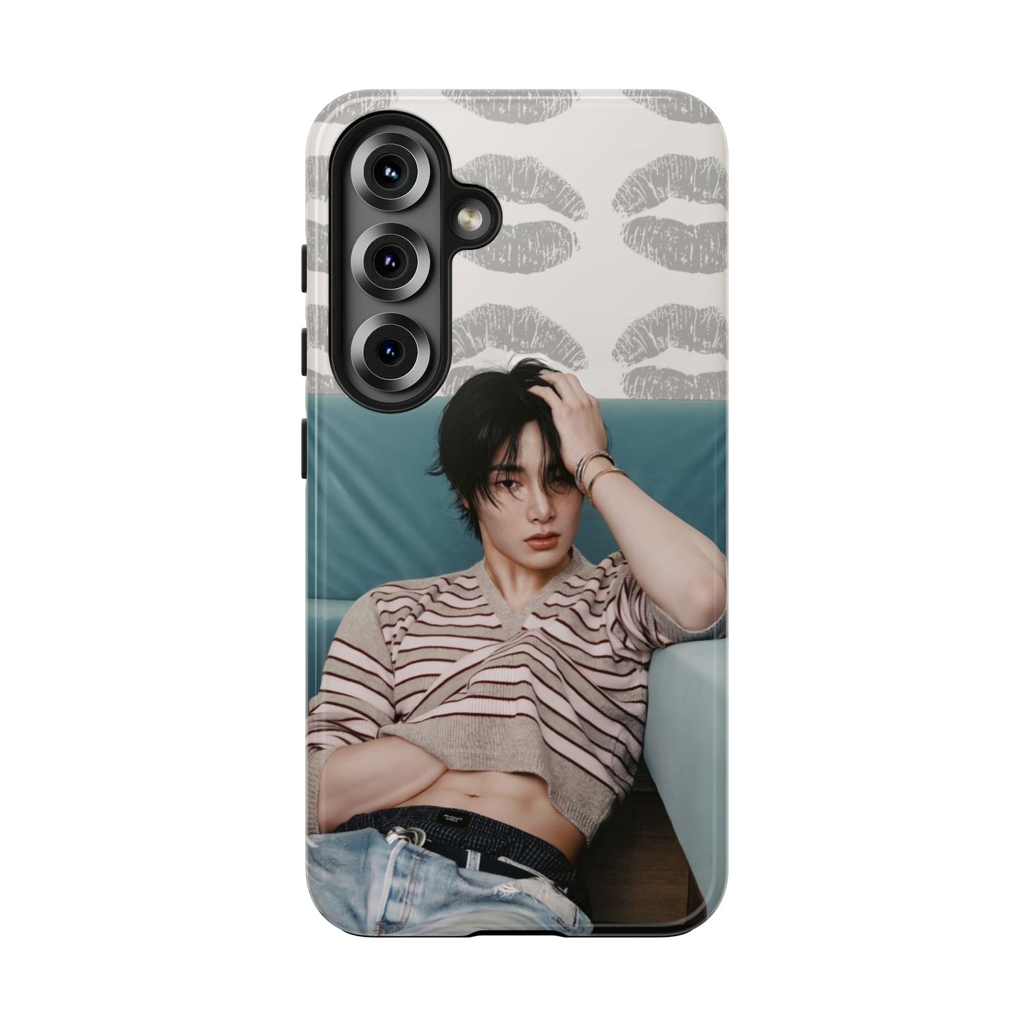 Jeongin Tough Phone Case — Retro Kiss Pattern with Relaxed Model Photo