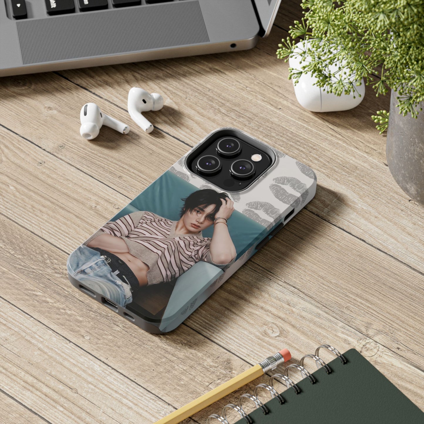 Jeongin Tough Phone Case — Retro Kiss Pattern with Relaxed Model Photo