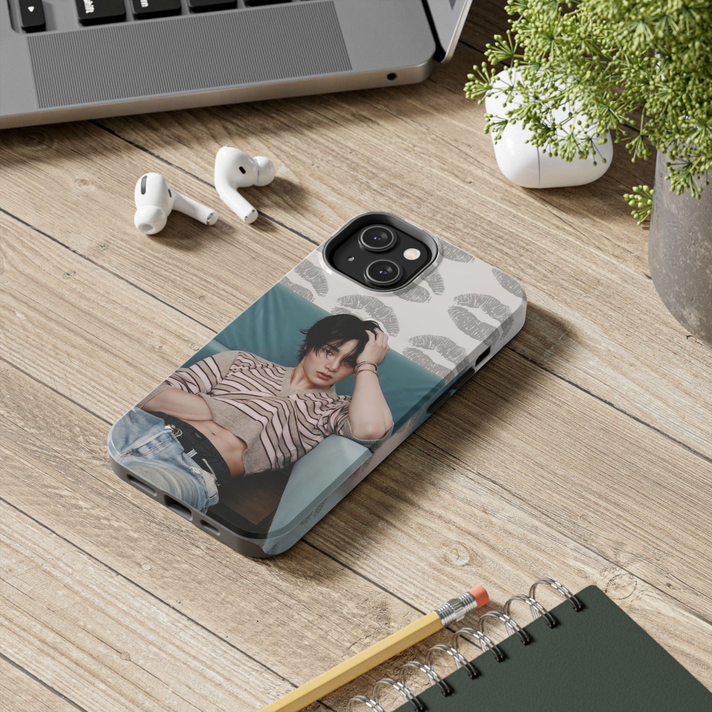 Jeongin Tough Phone Case — Retro Kiss Pattern with Relaxed Model Photo