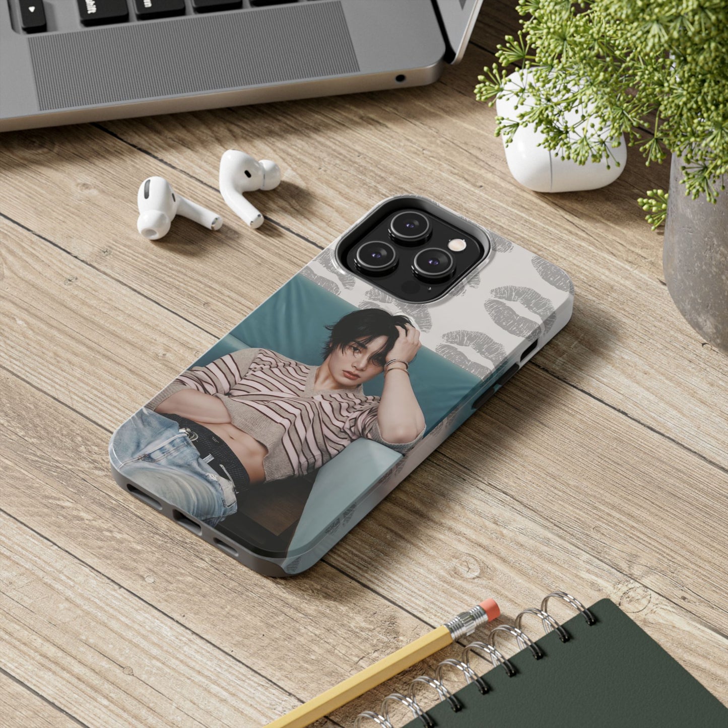 Jeongin Tough Phone Case — Retro Kiss Pattern with Relaxed Model Photo