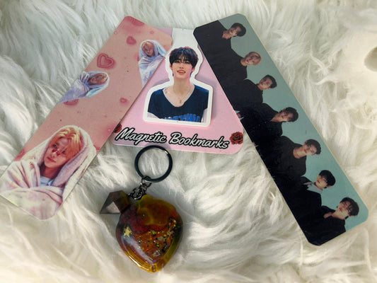 Enhypen Magnetic Bookmarks & No Photo Shaker Keychain Set - Handmade Unique Accessories for Book Lovers & Keychain Enthusiasts